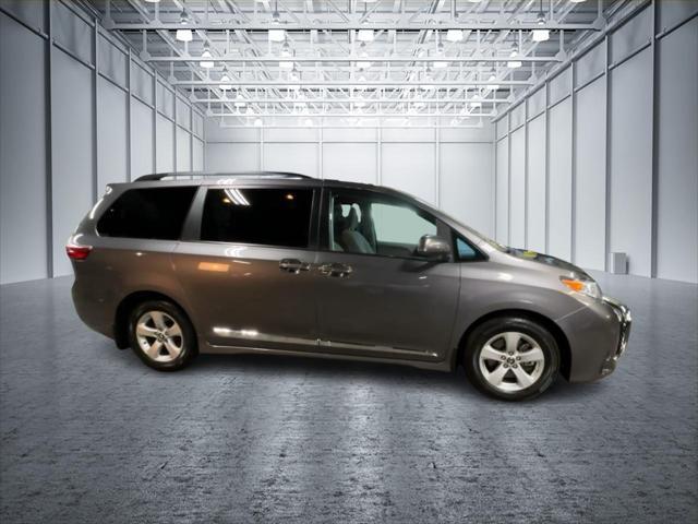2018 toyota sienna le