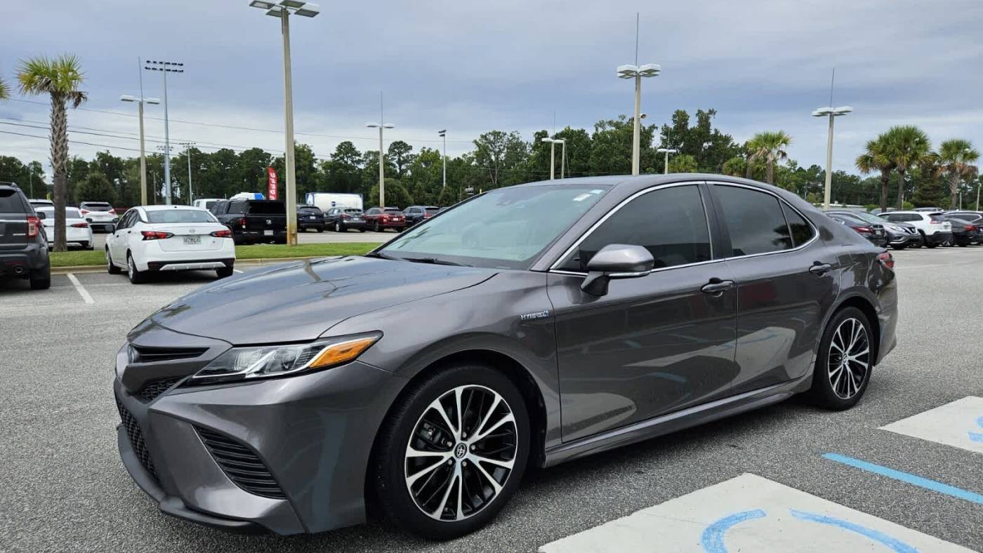 2019 toyota camry hybrid se