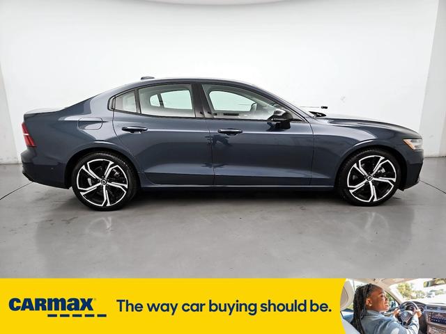 2024 volvo s60 b5 plus dark theme