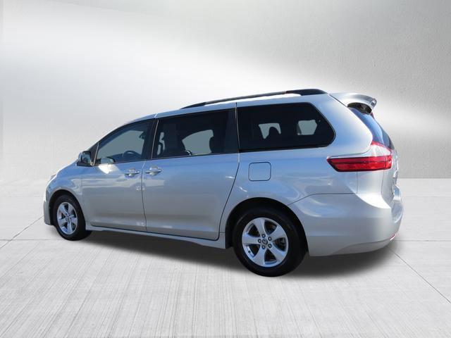 2019 toyota sienna le