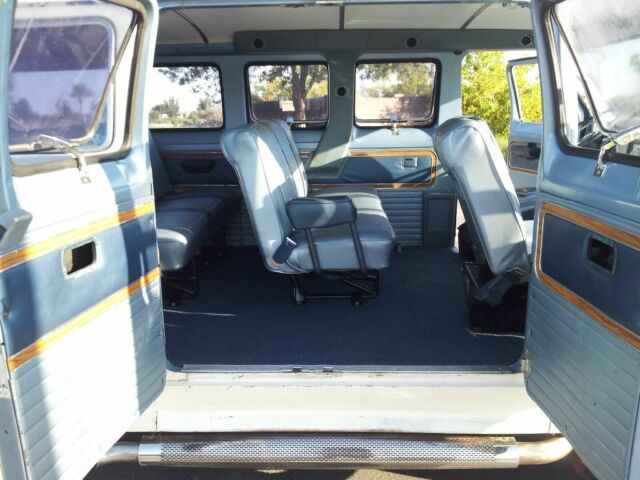 1970 ford chateau club wagon, factory a/c, 12 passenger