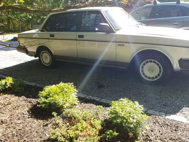 classic model volvo 240gl