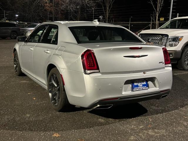 2022 chrysler 300 s