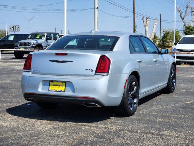 2022 chrysler 300 s