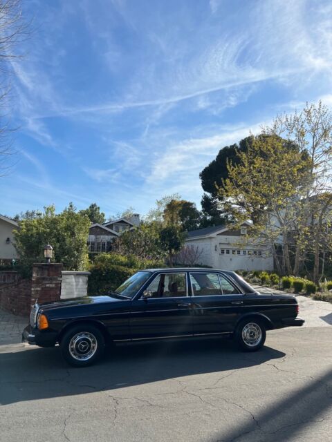 1983 mercedes-benz 200-series sedan black rwd automatic d