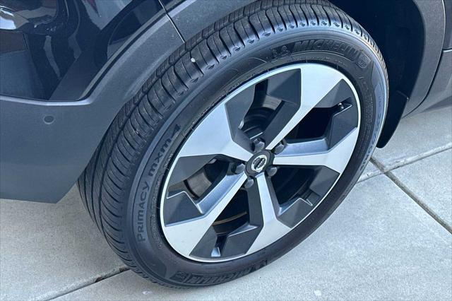 2024 volvo xc40 b5 plus dark theme