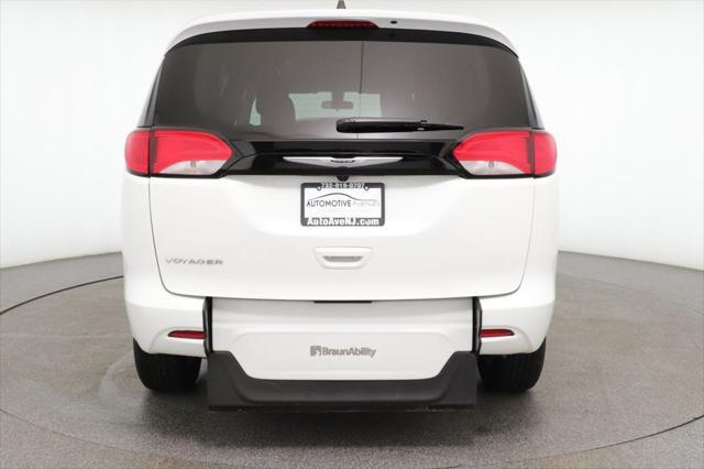 2022 chrysler voyager lx