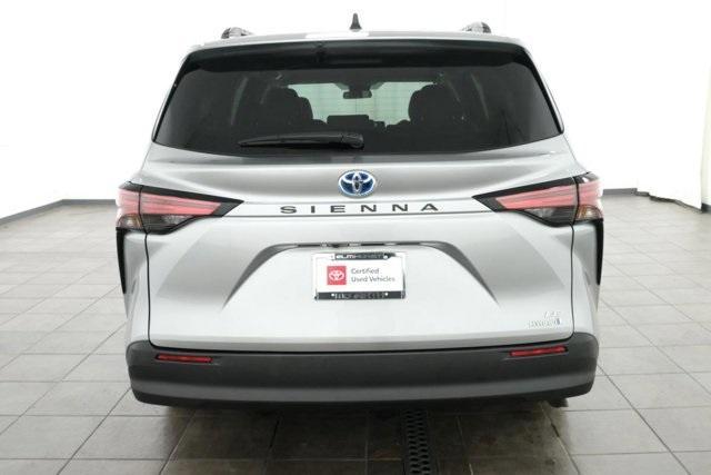 2022 toyota sienna le