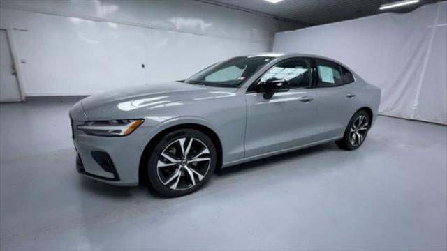 2024 volvo s60 b5 plus dark theme