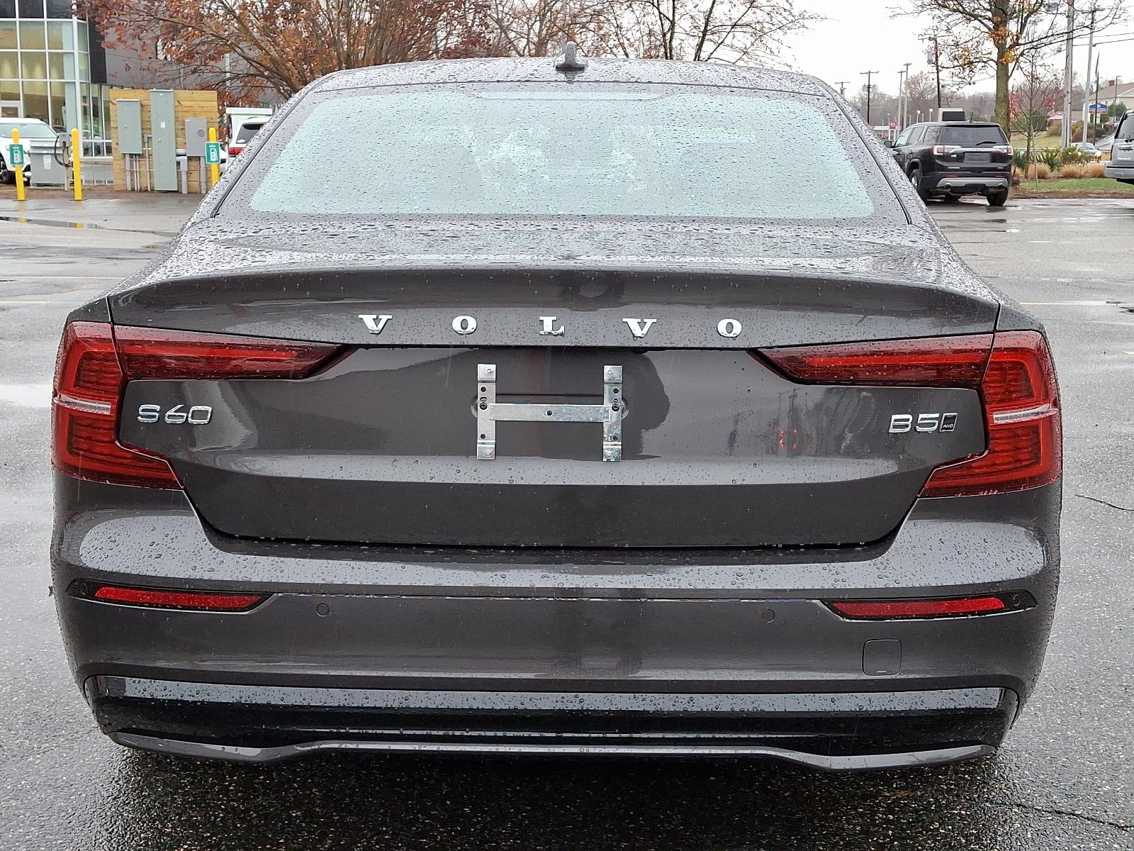 2024 volvo s60 core dark theme