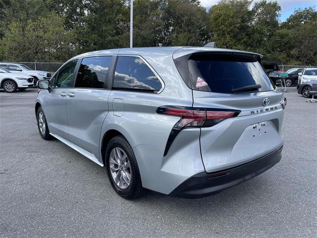 2021 toyota sienna le