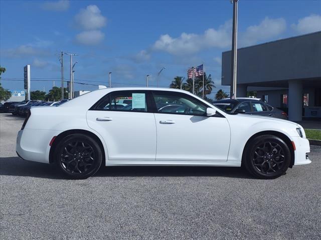 2022 chrysler 300 touring l