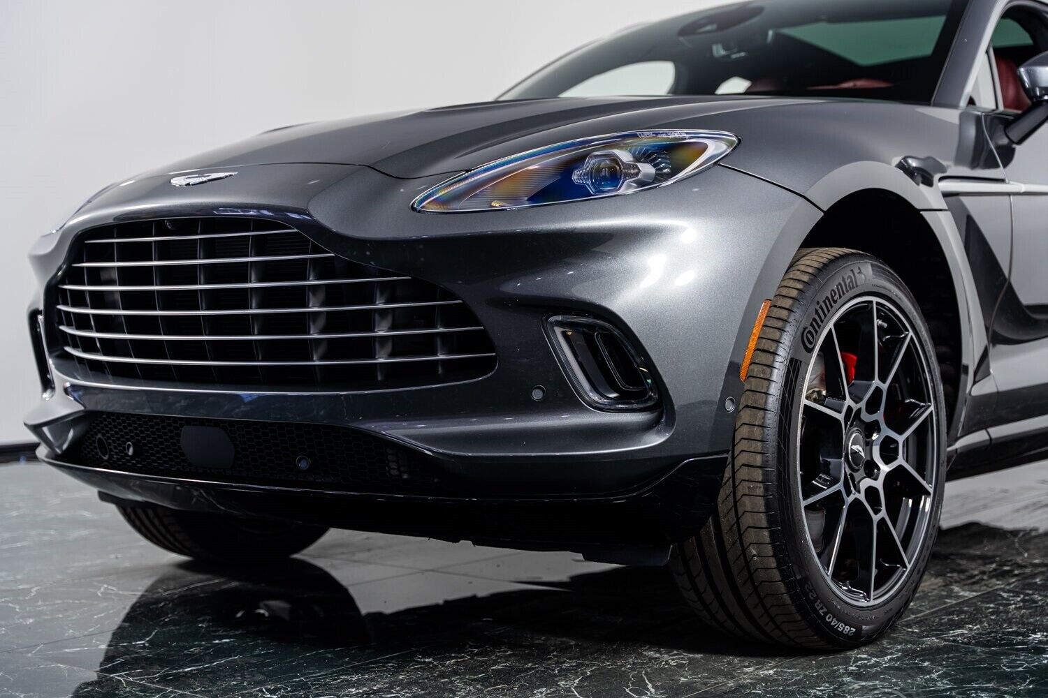 2021 aston martin dbx