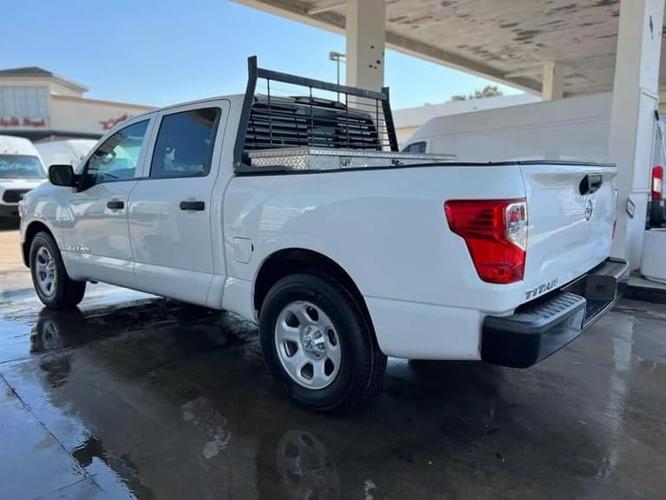 2018 nissan titan crew cab s pickup 4d 5 1/2 ft in houston, texas
