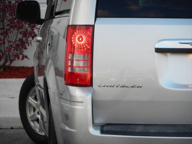 2010 chrysler town & country touring