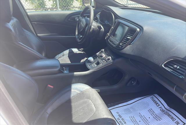 2015 chrysler 200 s