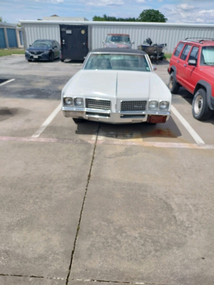 1969 oldsmobile 98 sedan white rwd automatic black top