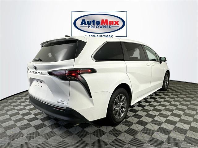 2023 toyota sienna le