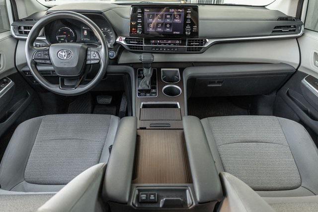 2022 toyota sienna le