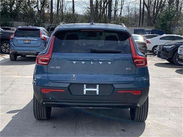 2024 volvo xc40 b5 core bright theme