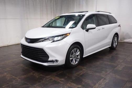 2022 toyota sienna xle in youngstown, ohio