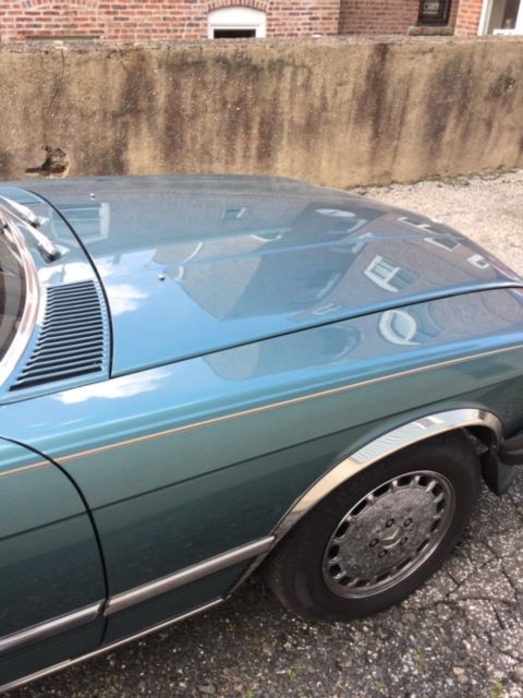 1989–560 sl— mercedes. benz...69,000 m, beautiful mint green...must. see