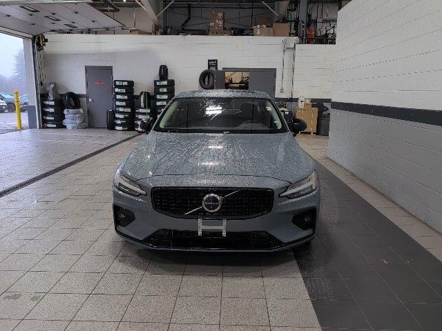 2024 volvo s60 b5 plus dark theme