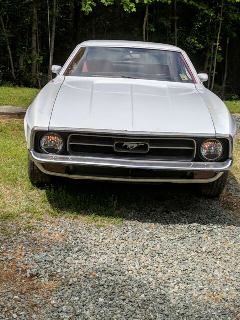 1971 ford mustang 2 door hardtop. runs. comes with new gas tank and sending unit