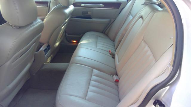 2004 lincoln town car signature