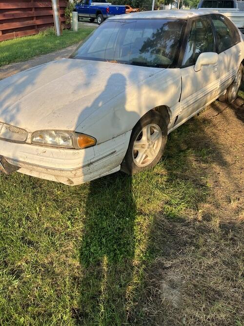 1998 pontiac boneville for sale. looks rough but runs decent. new tires on it