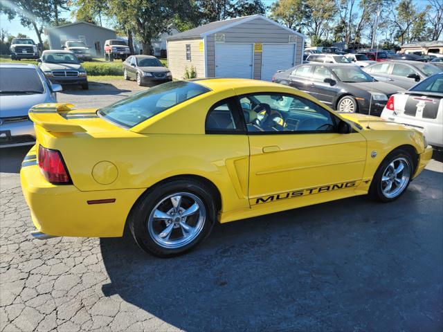 2004 ford mustang base