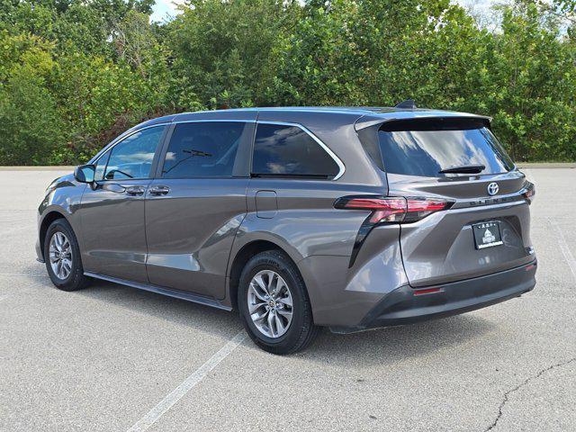 2022 toyota sienna le