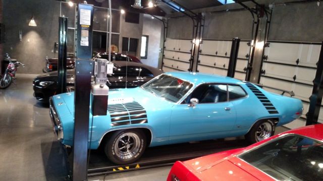 1972 plymouth roadrunner. 400 big block, pistol grip 4-speed, a/c, petty blue