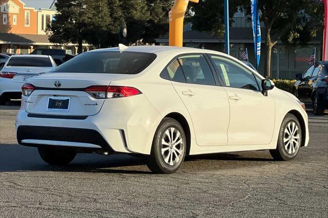 2022 toyota corolla hybrid le