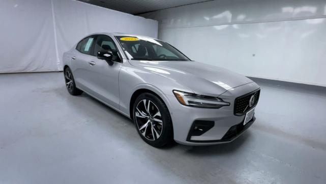 2024 volvo s60 plus dark theme