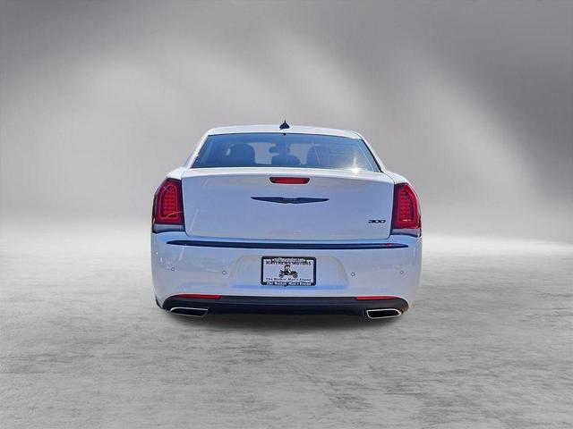 2022 chrysler 300 touring l