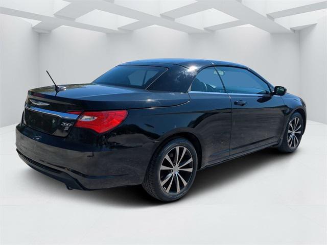 2013 chrysler 200 s