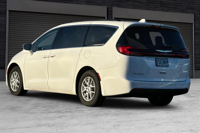 2022 chrysler pacifica touring-l