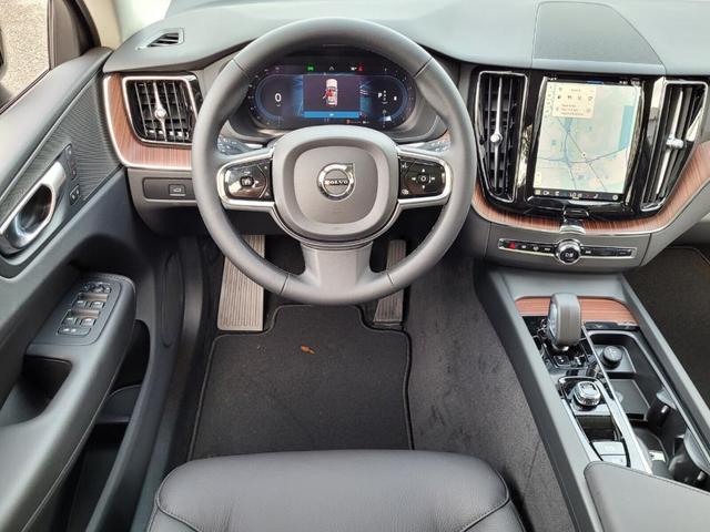 2024 volvo xc60 b5 plus dark theme