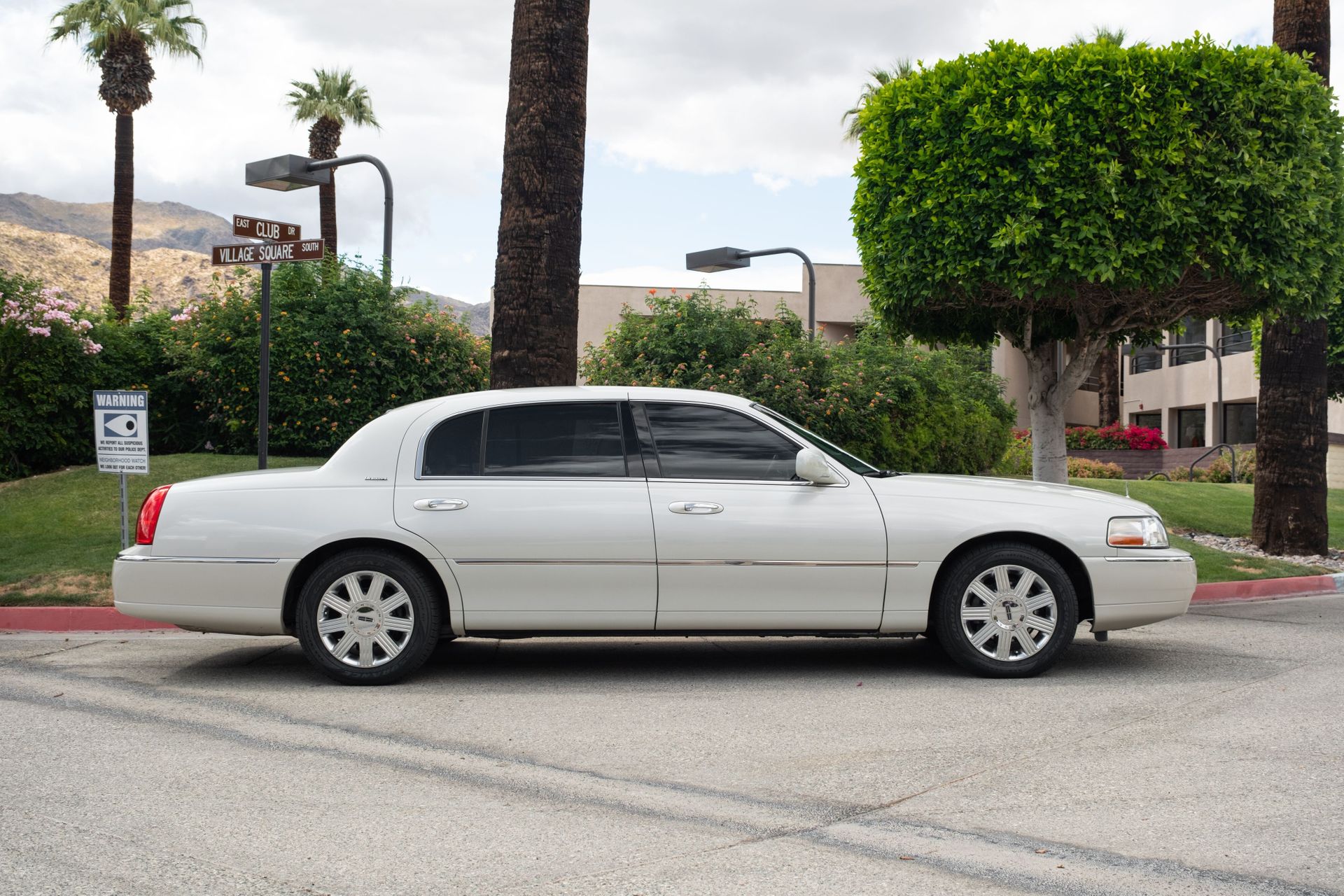 2004 lincoln town car ultimate l sedan with 27k miles