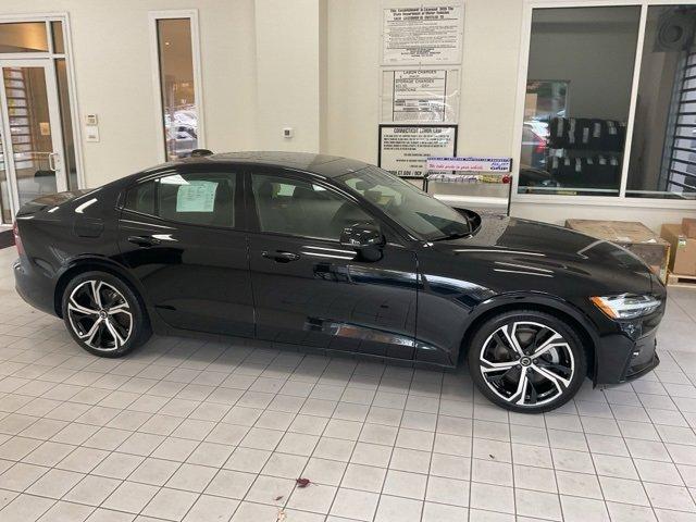 2024 volvo s60 b5 plus dark theme