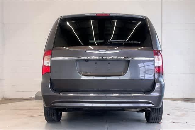 2016 chrysler town & country touring