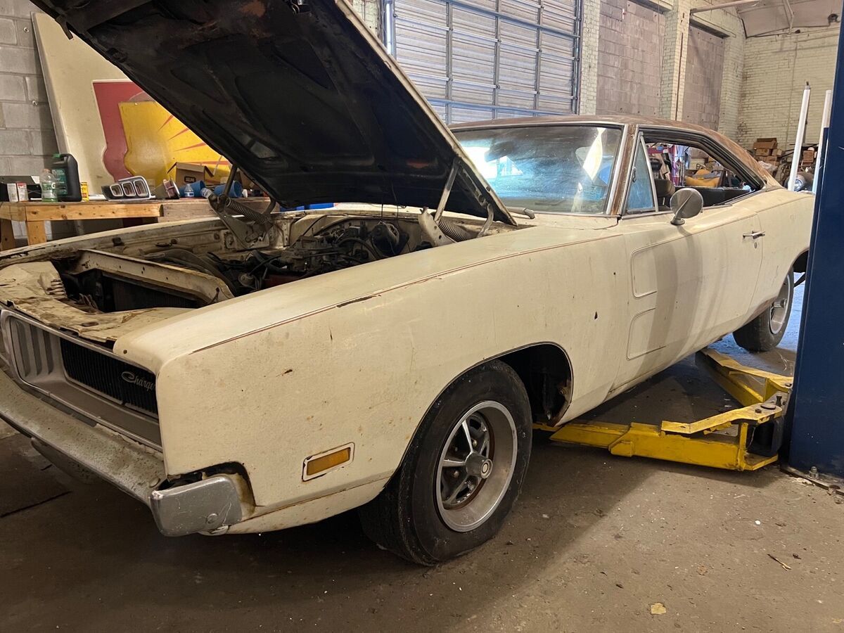 1969 dodge charger white rwd automatic