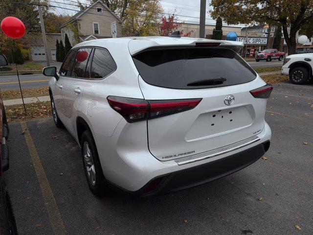 2022 toyota highlander le