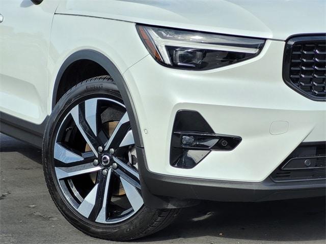2024 volvo xc40 b5 plus dark theme
