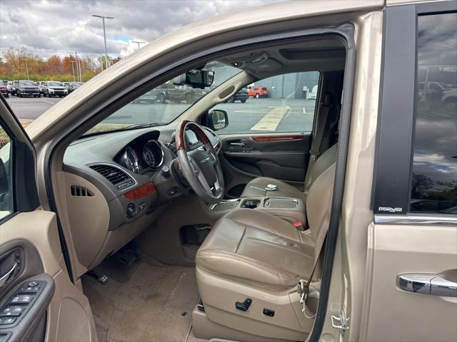 2013 chrysler town & country limited