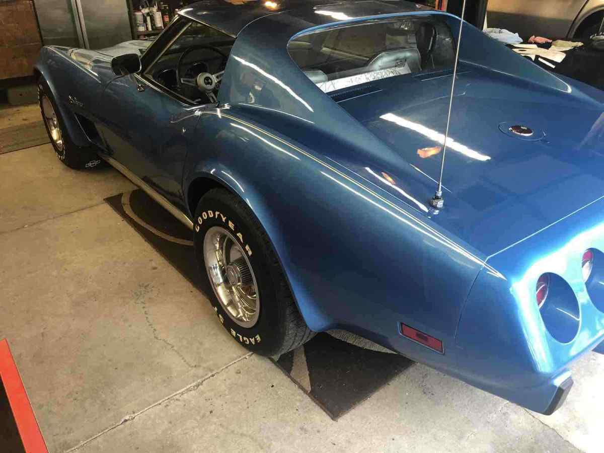 1975 chevrolet corvette sportscar blue deluxe