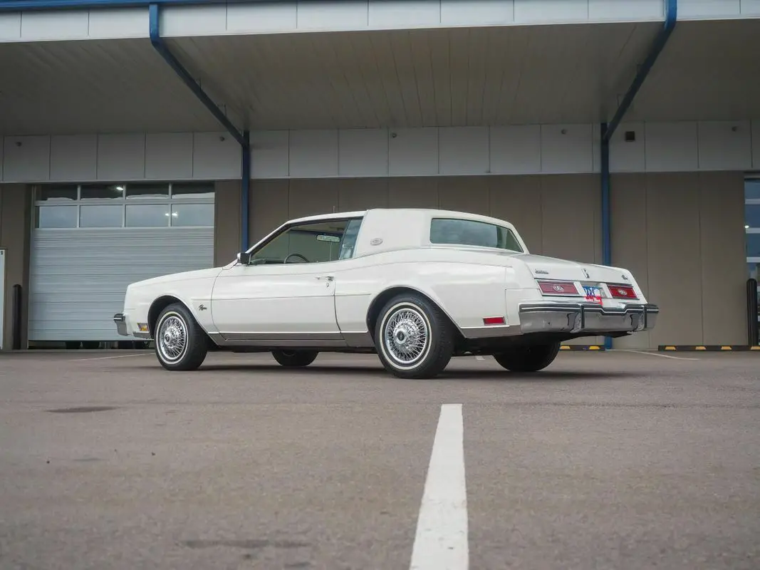 350 v8 automatic white