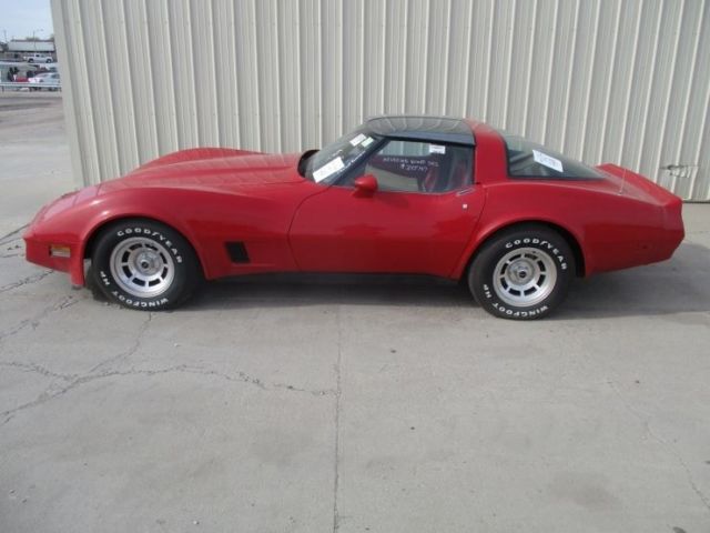 1981 chevrolet corvette base coupe 2-door 5.7l red good condition
