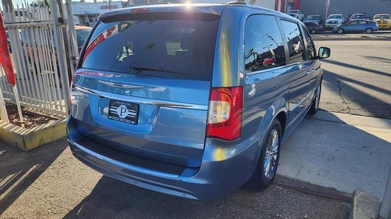2011 chrysler town & country
